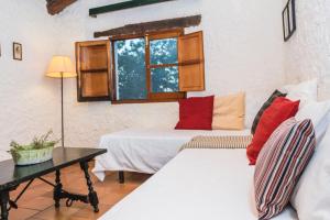 Cette chambre comprend 2 lits et une table. dans l'établissement Pozuelo 1 JABUGO, à Jabugo