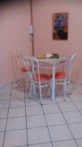 mesa con 2 sillas, mesa, mesa y sillas en Home Sweet Home Flats, en Brasilia