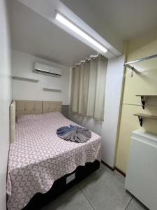 ein Schlafzimmer mit einem Bett in einem Zimmer in der Unterkunft APÊ 102, 2 QUARTOS, TÉRREO | WI-FI 600MB | RESIDENCIAL JC, um lugar para ficar. in Belém