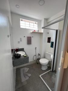 uma casa de banho com um WC e um lavatório em APÊ 102, 2 QUARTOS, TÉRREO | WI-FI 600MB | RESIDENCIAL JC, um lugar para ficar. em Belém