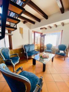sala de estar con sillas y mesa de cristal en Celestial de la villa, en Villa de Leyva