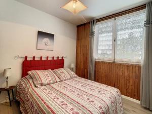 ラ・トゥッスイールにあるAppartement La Toussuire, 2 pièces, 6 personnes - FR-1-416-115のベッドルーム1室(赤いベッド1台、窓付)