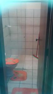 a bathroom with a red toilet and a shower at Home Sweet Home Flats in Brasilia