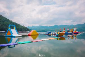 eine Gruppe aufblasbarer Boote, die im Wasser sitzen in der Unterkunft เดอะวอเตอร์ปาร์ครีสอร์ท- The Water Park Resort in Ban Laem Mong Khoi