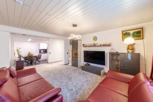 Una sala de estar con un sofá y un televisor. en PMC Business Apartments, en Rüsselsheim