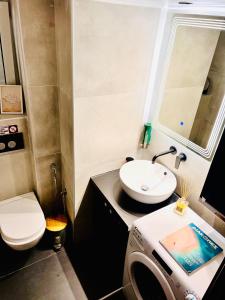 アテネにあるPhoenix Garden Apartments Iの洗面台とトイレ付きの小さなバスルーム +67枚の写真