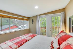 Orofino的住宿－Orofino Cottage - Patio, Hot Tub and Outdoor Kitchen，一间卧室设有一张床和一个窗口