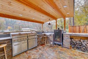 eine Außenküche mit einem Herd und einem Grill in der Unterkunft Orofino Cottage - Patio, Hot Tub and Outdoor Kitchen in Orofino