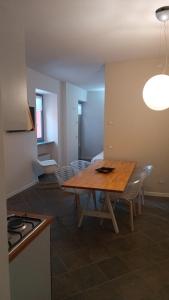 een keuken en eetkamer met een tafel en stoelen bij Lake view rooms and flats Casa Sul Lago in Orta San Giulio