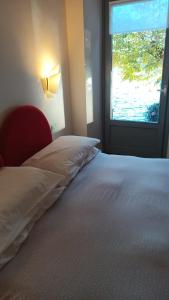 オルタ・サン・ジューリオにあるLake view rooms and flats Casa Sul Lagoのベッドルーム1室(大型ベッド1台、窓付)