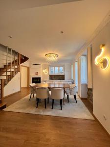 a dining room with a table and chairs at Chalet do Eléctrico 92' in Sintra