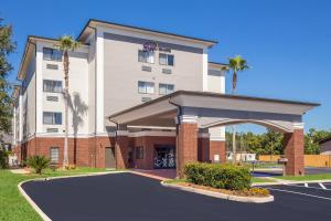 サラランドにあるSleep Inn & Suites North Mobile Saralandのバスケットボールコートが目の前にある建物