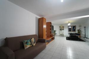 a living room with a couch and a table at Casa Consiglia in Corbara