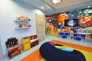 Cette chambre pour enfants dispose d'un grand lit et d'une télévision. dans l'établissement Happy Nemo Accommodates Large Groups with Ease!, à Davenport