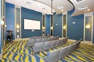 een conferentieruimte met stoelen en een scherm bij Happy Nemo Accommodates Large Groups with Ease! in Davenport