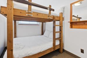 Ένα ή περισσότερα κρεβάτια σε δωμάτιο στο Semi Detached Mountain View Chalet