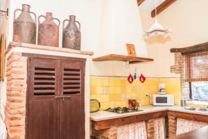 uma cozinha com um fogão e um balcão com um micro-ondas em Pozuelo 2 JABUGO em Jabugo