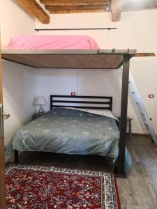 1 dormitorio con litera y alfombra en Da La Mae, en Città di Castello