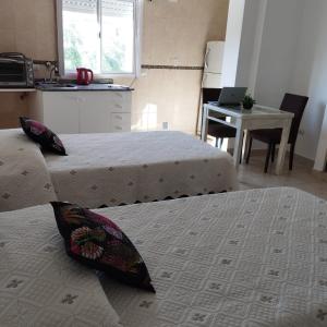 2 posti letto in una camera con cucina e tavolo di Monoambiente Moderno. a Santiago del Estero