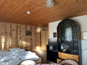 ReichendorfにあるFeriendorf Kimbuchtの木製の壁のベッドルーム1室(ベッド1台付)