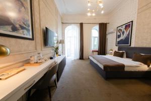 Habitación de hotel con cama y escritorio en Zimmer Boutique Hotel, en Baku