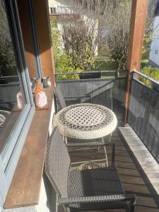 un patio con una mesa y un banco en un porche en Appartement Pletzer, en Kitzbühel