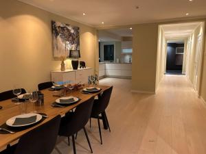 a dining room with a table and chairs and a kitchen at Aurora apartment in Tromsø in Tromsø