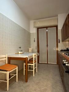 a kitchen with a table and chairs in a room at Michellangelo in Bergamo