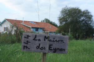 Ein Zeichen, das besagt, dass la malcolm n jemals in der Unterkunft La Maison des Eyres - Gîte Le Fadet in Pey