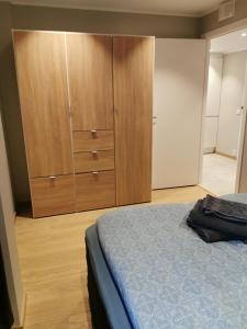 - une chambre avec un lit et une armoire en bois dans l'établissement Svolvær city center apartment, à Svolvær