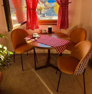 une table avec des chaises et une table avec un chiffon de table en damier dans l'établissement CENTRAL Kolašin, à Kolašin