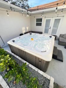 a large jacuzzi tub sitting on a patio at Crest Lake Beach House in Clearwater