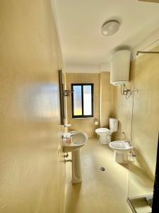 - Baño con 2 lavabos y aseo en Amos City Center Apartment Tirana, en Tirana
