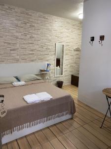 1 dormitorio con cama, mesa y espejo en Hotel Pousada Casuarinas en Recife