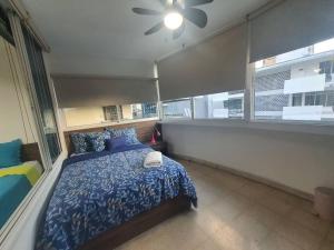 a bedroom with a bed and a ceiling fan at R-8 Amplio apartamento en zona turística. in Panama City