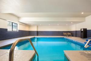 basen z niebieską wodą w budynku w obiekcie Sleep Inn & Suites North Mobile Saraland w mieście Saraland