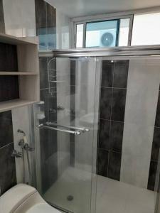 a bathroom with a shower with a toilet and a window at R-8 Amplio apartamento en zona turística. in Panama City
