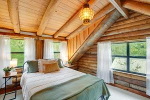 Gallery image of 1 Mi to Lake Log Cabin Retreat with Fire Pit in Log Cabin