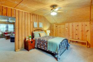 Gallery image of 1 Mi to Lake Log Cabin Retreat with Fire Pit in Log Cabin