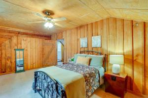 Gallery image of 1 Mi to Lake Log Cabin Retreat with Fire Pit in Log Cabin