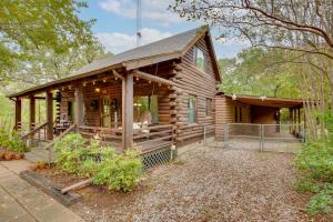 Gallery image of 1 Mi to Lake Log Cabin Retreat with Fire Pit in Log Cabin