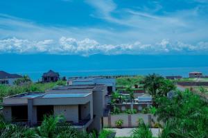 布松布拉的住宿－Kinindo Light Hotel，背景中享有一座建筑的海景