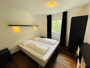 Katil atau katil-katil dalam bilik di Breathtaking Alpine views near ski lifts spa 135m2