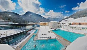 Pemandangan kolam renang di Breathtaking Alpine views near ski lifts spa 135m2 atau berdekatan