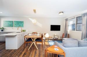 Μια τηλεόραση ή/και κέντρο ψυχαγωγίας στο Two-Bedroom Apartment