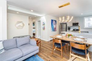 Η κουζίνα ή μικρή κουζίνα στο Two-Bedroom Apartment