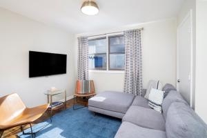 Μια τηλεόραση ή/και κέντρο ψυχαγωγίας στο Two-Bedroom Apartment