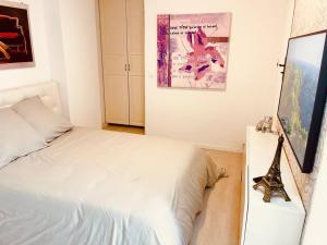 um quarto com uma cama e uma fotografia na parede em Maison du bonheur em Cagnes-sur-Mer