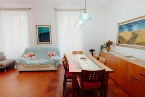 uma sala de estar com uma mesa e uma cadeira com dois cães em Al Castello di San Giusto free garage em Trieste