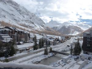 a town in the snow with mountains in the background at Val d'Isère - Pied des pistes 4 pers in La Daille